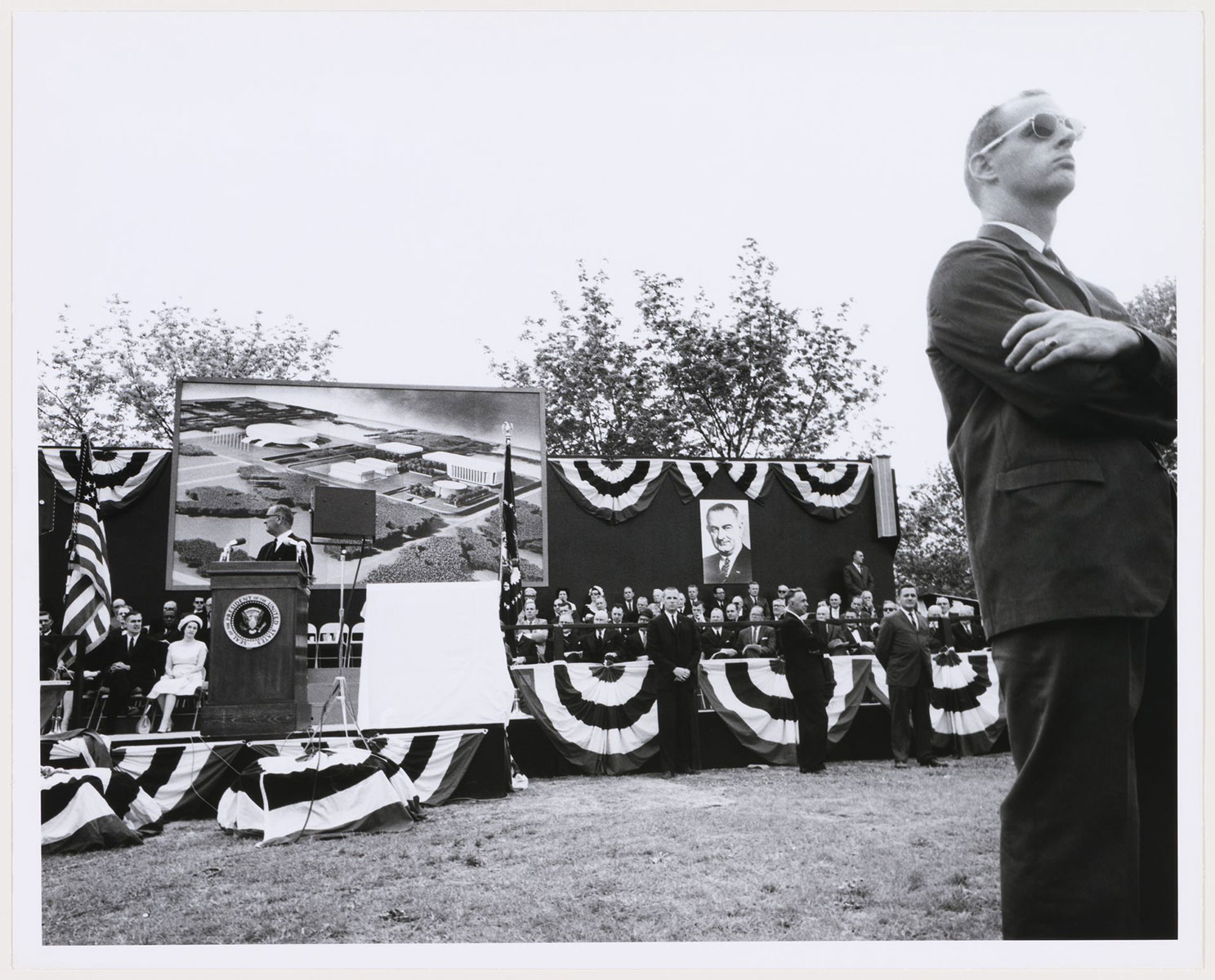 Ben Schnall, photographe. Vue de la cérémonie d’inauguration du John F. Kennedy Educational Civic and Cultural Center, Mineola, New York, 1968. PH1999:0073:005