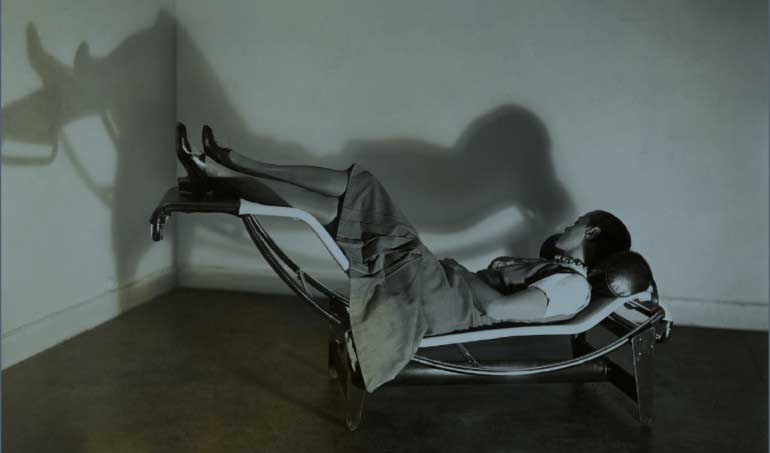 photo de Charlotte Perriand allongée dans sa chaise longue