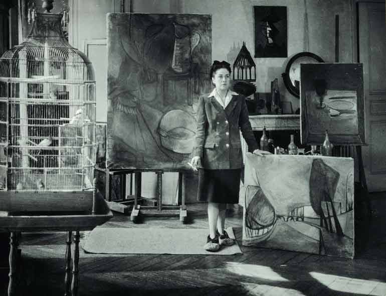 photo de Dora Maar dans son atelier, entouré de tableaux