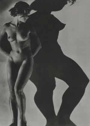 photo d'une femme nue à gauche de l'image, sur la droite on voit son ombre déformé et très marquée