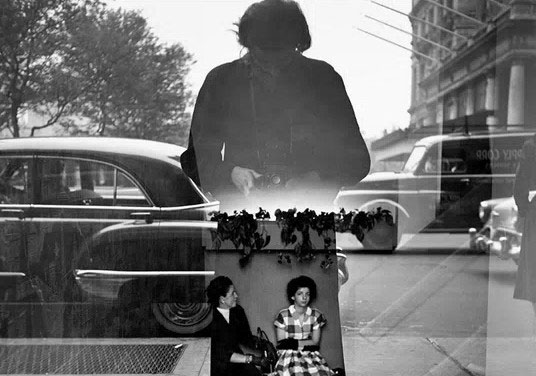 autoportrait de Vivianne Maier dans le reflet de la vitrine d'un magasin
