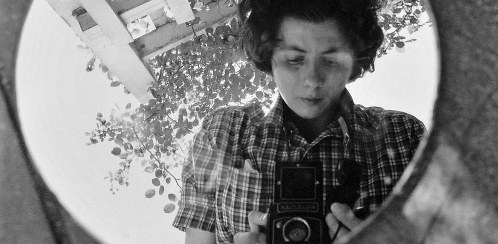 autoportrait de Vivian Maier dans un miroir rond posé au sol