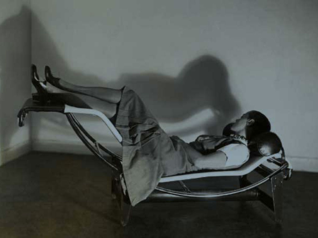 Charlotte Perriand installé dans son iconique chaise longue LC4