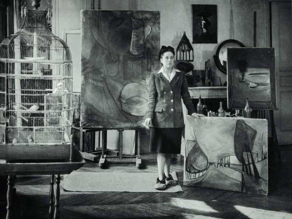 Dora Maar phtographiée dans son atelier, peinture à la main