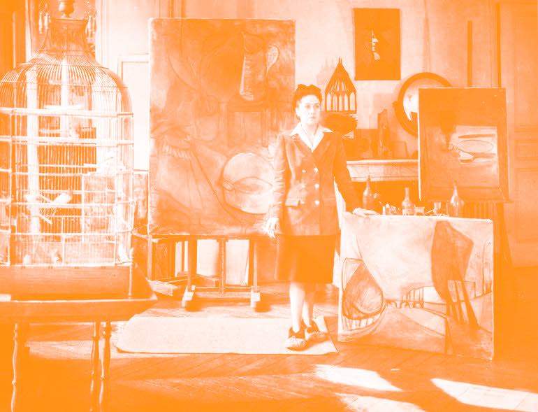 Dora Maar au milieu de ses peintures dans son atelier