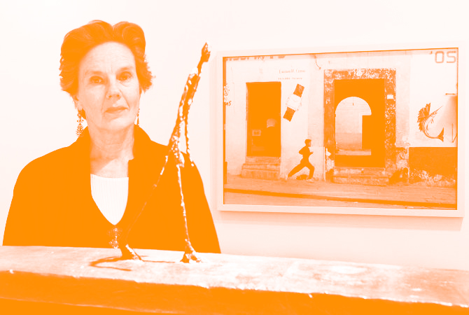 Martine Franck devant une sculpture