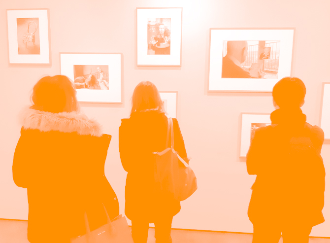 visiteurs de dos face à l'exposition Martine Franck